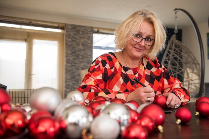 De Eindhovense Esther van Dingenen is in coronatijd gewoon doorgegaan met haar vrijwilligerswerk. Nu is ze met kerstballen bezig.