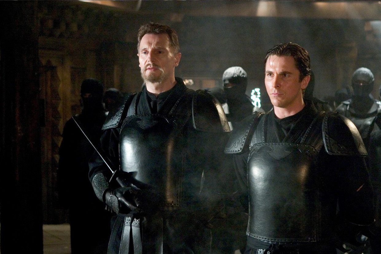 Liam Neeson (links) en Christian Bale in Batman Begins van Christopher Nolan. Beeld 
