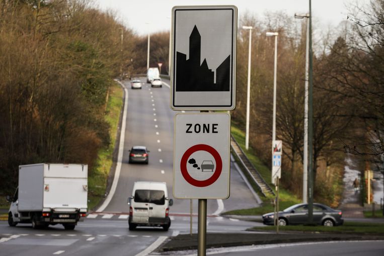 Steden mogen straks ook benzinewagens weren | De Morgen