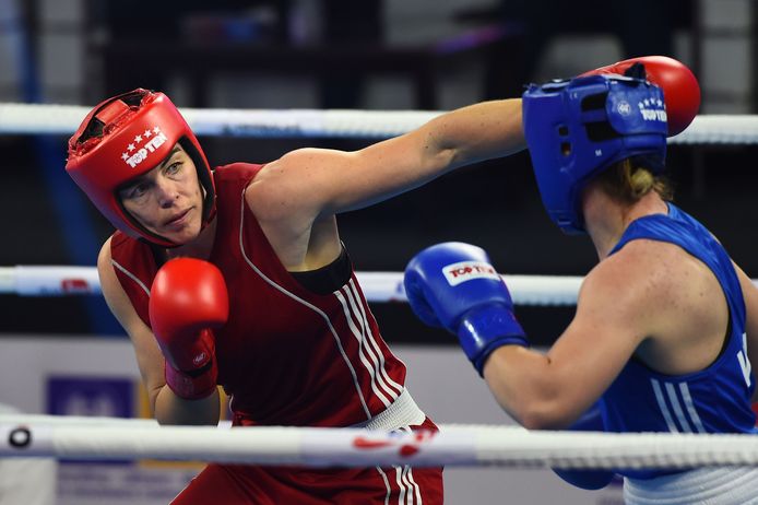 Nouchka Fontijn (rood) tegen Lauren Price.