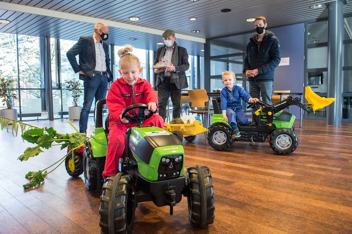 ZLTO Drimmelen-Geertruidenberg ontwikkelde in 2020 een landbouwvisie voor haar gebied. V.l.n.r. wethouder Jan-Willem Stoop, Piet Hermus en Jan Rasenberg. De kinderen van Rasenberg verbeelden hier de toekomst van de landbouw.