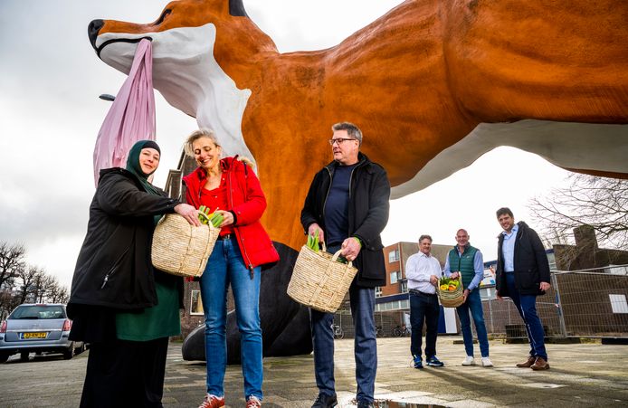 De mensen die hun schouders onder de 'voedselhulppas' hebben gezet. V.l.n.r. Rahma Hulsman, Marjolein Roelfsema, Nico van Splunter, Richard Meijer, Martijn Tabbernee en Dirck Slabbekoorn.