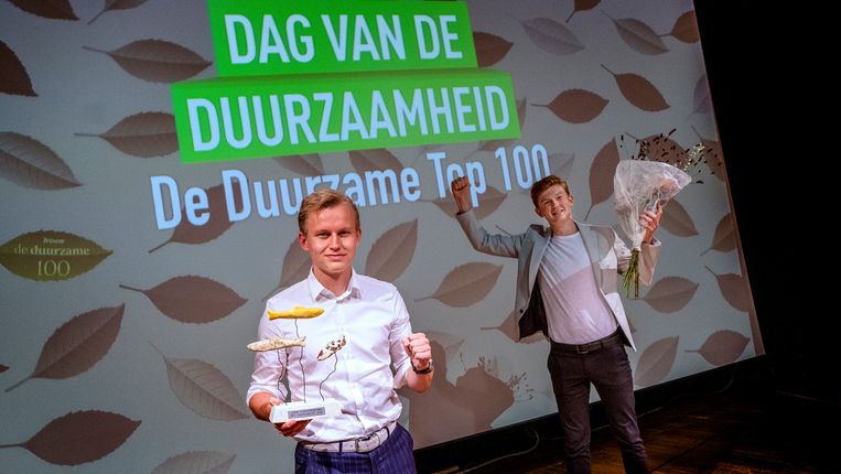 Voorzitter Werner Schouten (links) en Wytze Walstra zijn met de Jonge Klimaatbeweging de winnaars van de Duurzame 100.  Beeld Patrick Post