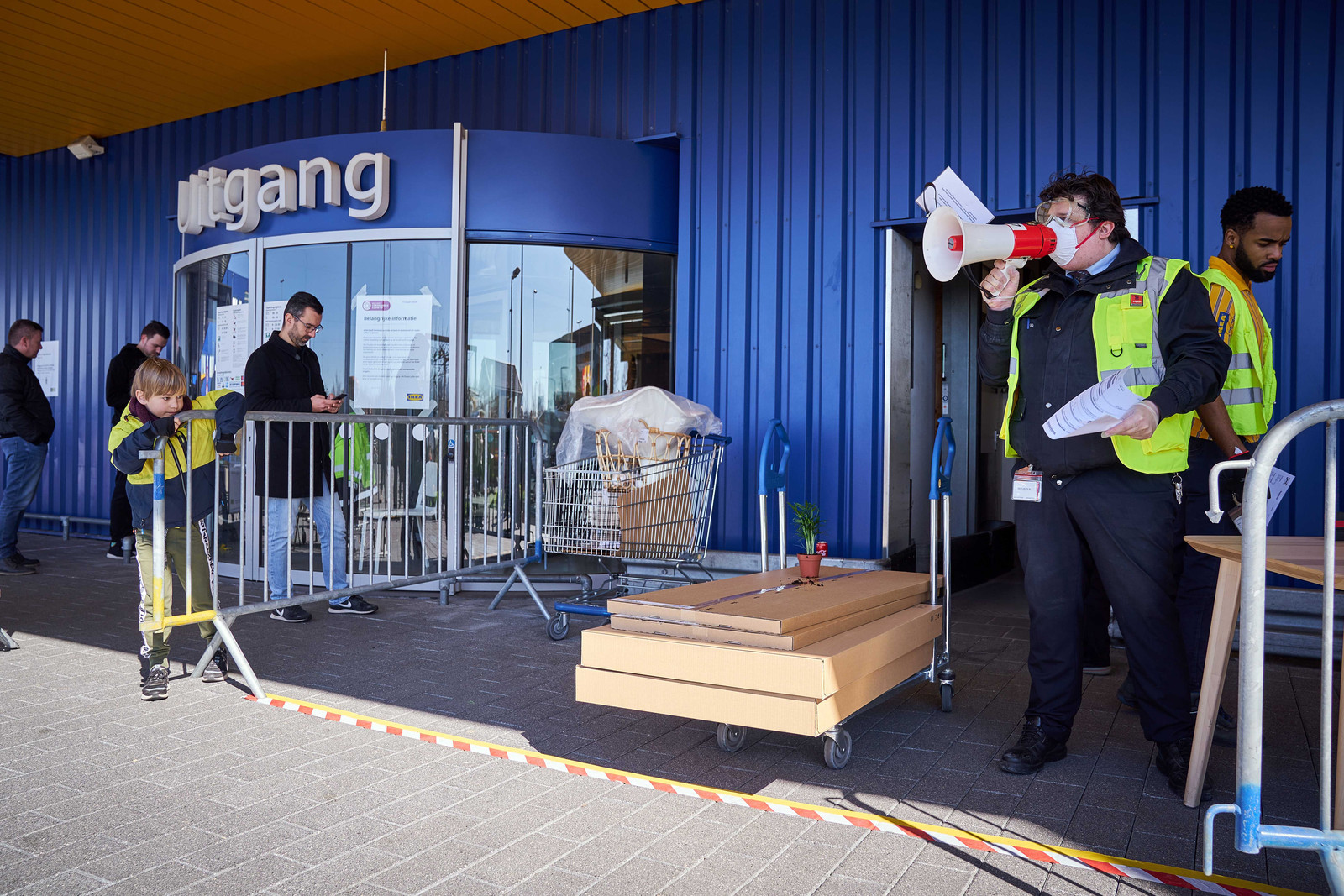 Klanten voor de afhaalbalie van de verder gesloten Ikea Delft. De Europese Centrale Bank doet 'alles' om de Europese economie straks weer op gang te krijgen. Beeld ANP