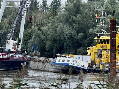 La péniche naufragée à Termonde a été remorquée
