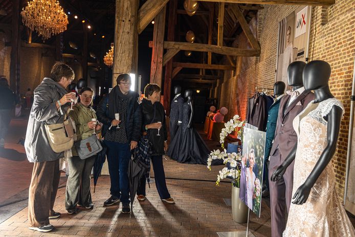 In de Herkenrodeabdij was er ook een mini-expo waar alle trouwjurken en smokings van de laatste vier bruiloften uit ‘Thuis’ stonden tentoongesteld.