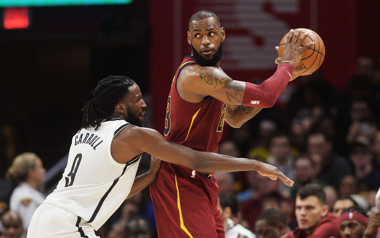 LeBron James (links, Cleveland Cavaliers) en Stephen Curry (Golden State Warriors) durfden zich uit te spreken tegen president Trump. Beeld Photo News