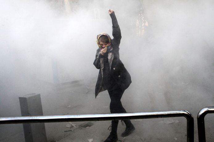 Een studente tijdens een protestactie in de universiteit van Teheran, op 30 december.