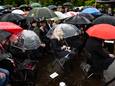 Opvallend veel mensen trotseerden de stromende regen om toch de Dodenherdenking in Helmond te kunnen bezoeken.