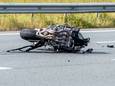 Een 31-jarige motorrijdster uit Cuijk is vrijdagochtend om het leven gekomen op de A59 bij knooppunt Hintham.