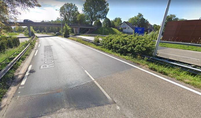 Er komt een onderzoek of de snelheid op de Rotterdamseweg omlaag kan en er een fietspad in twee richtingen langs gelegd kan worden.