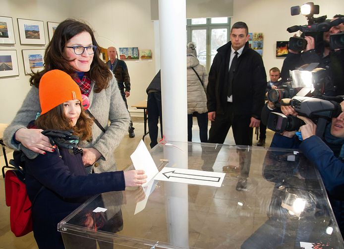 Aleksandra Dulkiewicz met haar dochter bij de stembusgang gisteren.
