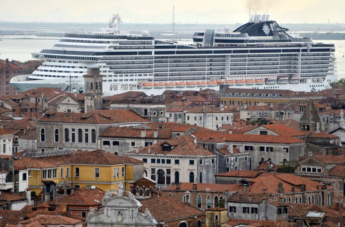 Een cruiseschip doemt op in de verte achter de historische oude stad van Venetië.