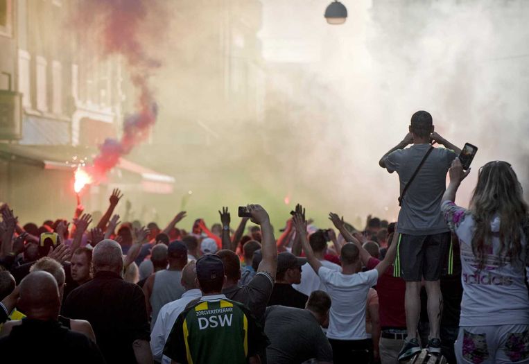 Supporters van voetbalclub ADO Den Haag hebben zich verzameld op het Plein. Beeld anp