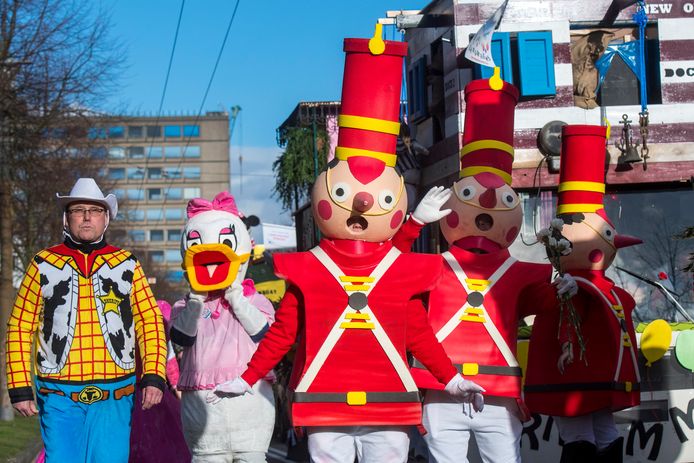 Elf Arnhemse Carnavalskrakers Om De Draak Mee Te Steken Tijdens De Optocht Dit Jaar Carnaval 0963