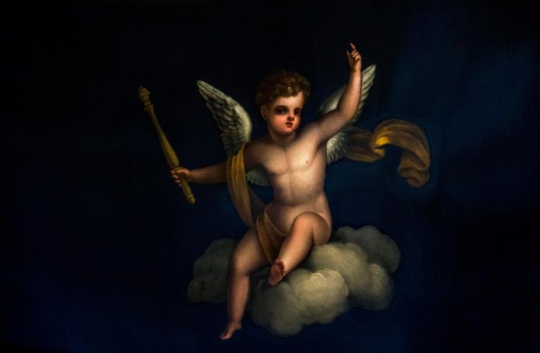 Op het donkerblauwe gedeelte zijn in de hoeken cherubijntjes of putti geschilderd, die verwijzen naar de religieuze achtergrond van het koningschap. Het zijn er vier Beeld Raymond Rutting