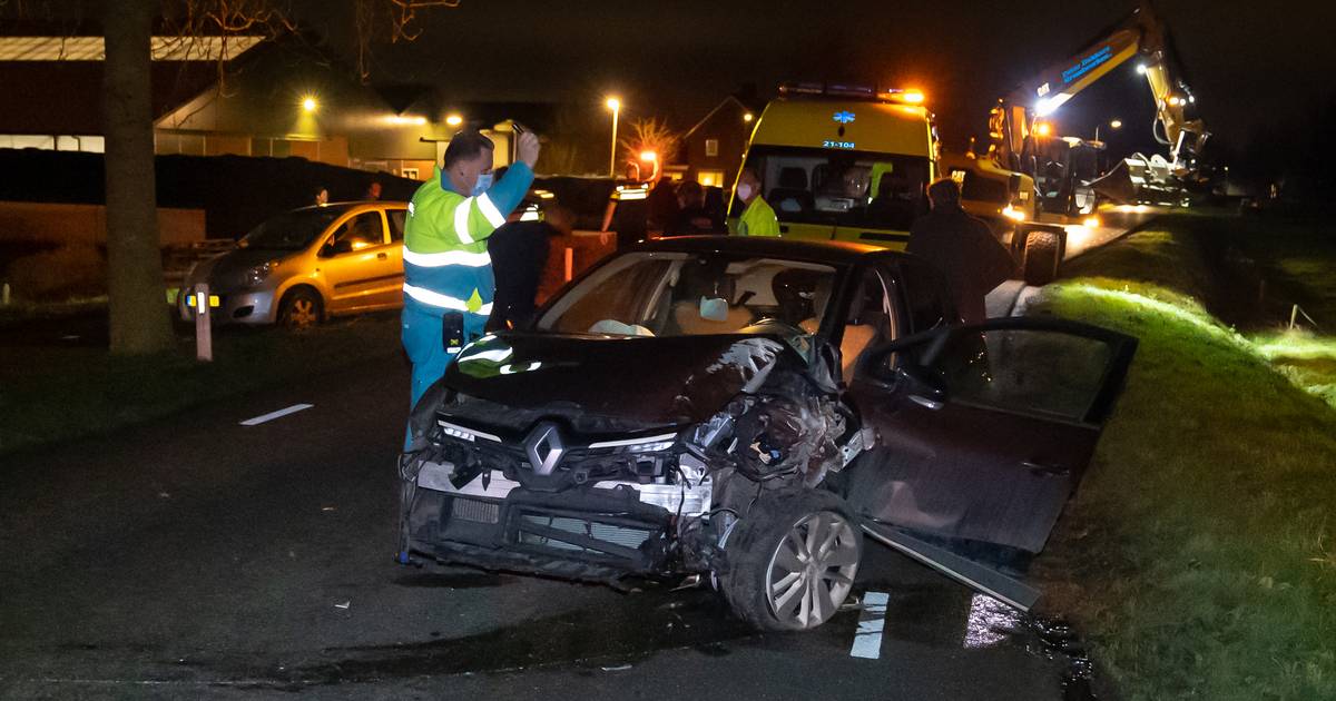 Automobilist gewond door botsing tegen boom in Vlagtwedde.
