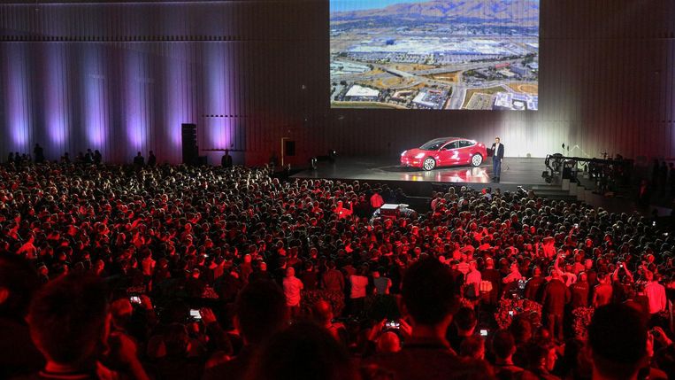 Tesla-topman Elon Musk op het podium in Fremont Californië. Beeld Reuters