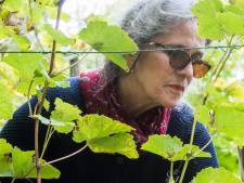 In de tuin die zij tot leven wekte, krijgt Olga Kroes een lintje opgespeld