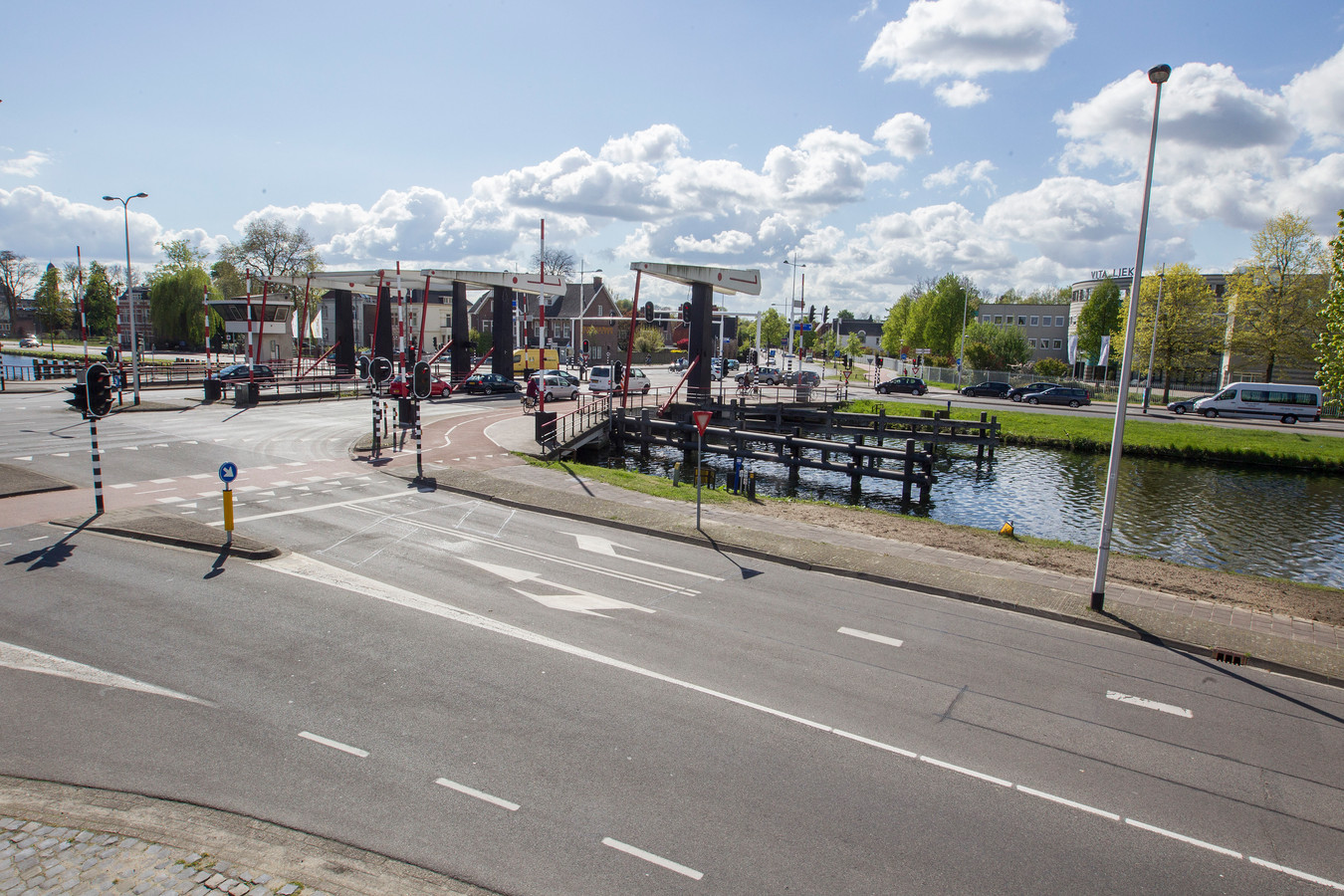 Extra brug in autoluw centrum Helmond maakt nieuwe woningen bij kanaal en Elzasgarage