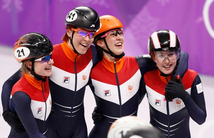 Jorien ter Mors (tweede van links), tussen haar teamgenoten Yara van Kerkhof, Suzanne Schulting  en Lara van Ruijven.