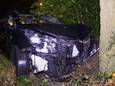 De auto knalde frontaal op een boom.