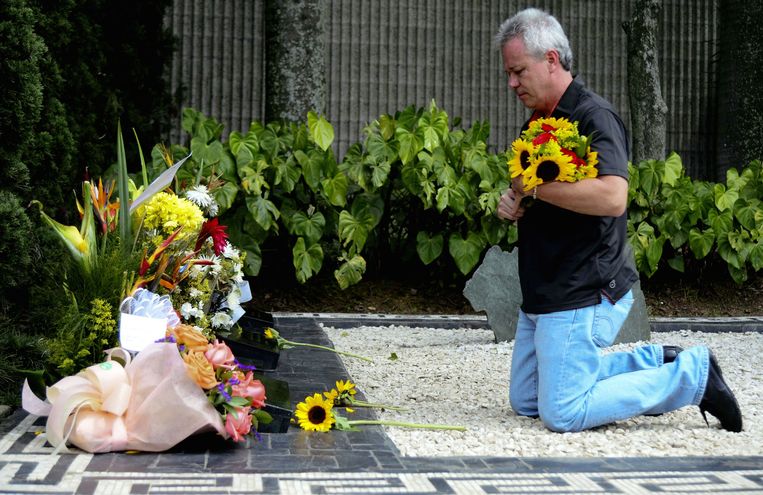 Jhon Jairo Velasquez, alias 'Popeye',  enkele jaren geleden bij het graf van drugsbaron Pablo Escobar in Medellin. Beeld AFP