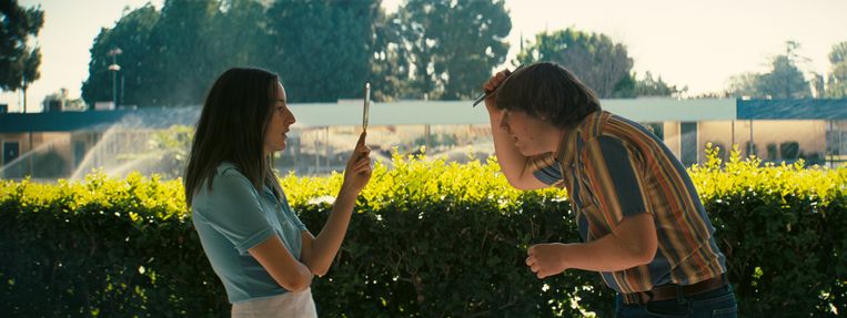 Alana (Alana Haim) en Gary (Cooper Hoffman) in ‘Licorice Pizza’. Beeld 