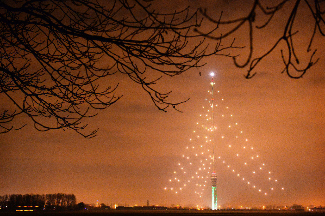 Zendmast Lopik omgetoverd tot enorme kerstboom Foto AD.nl