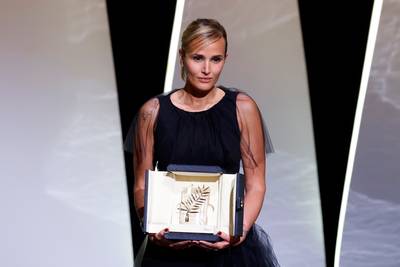 Julia Ducournau, 37 ans, devient la deuxième réalisatrice de l’histoire à recevoir la Palme d’Or