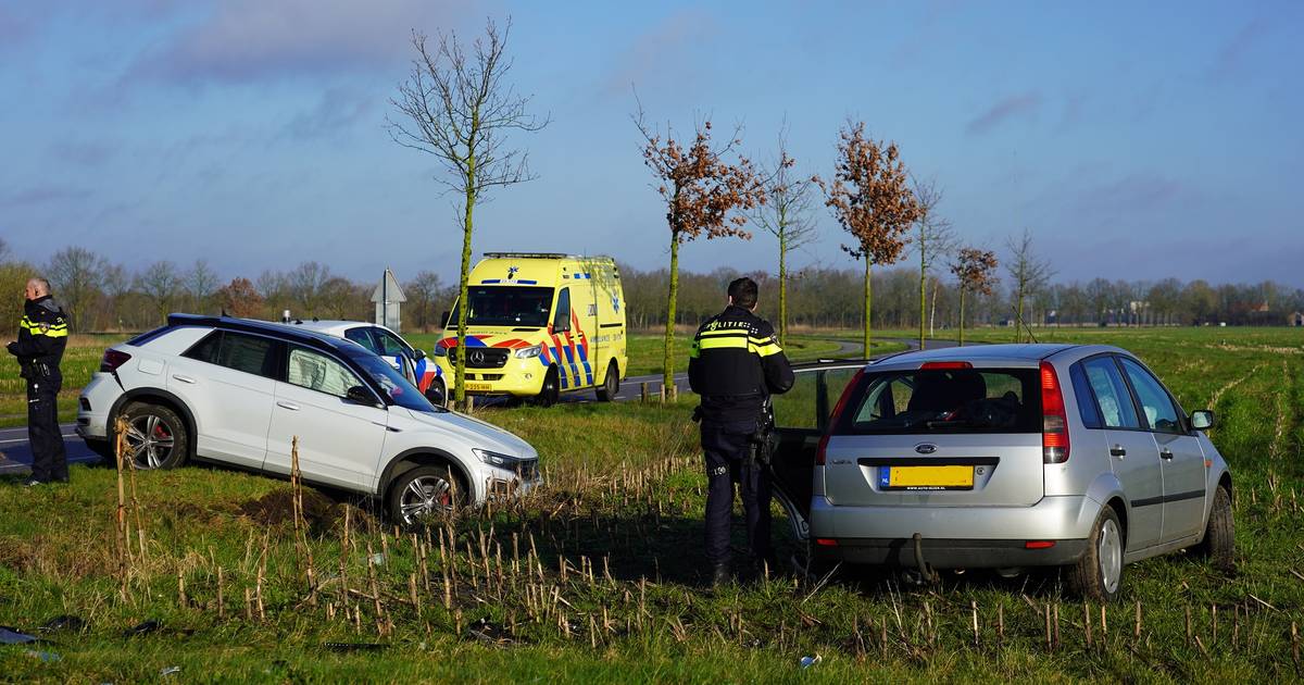 Ongeluk in Rijen: auto’s in sloot en weiland, bestuurder raakt gewond.