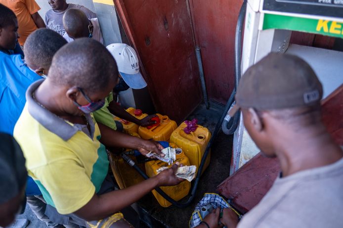 Haitiani che cercano di ottenere carburante scarso