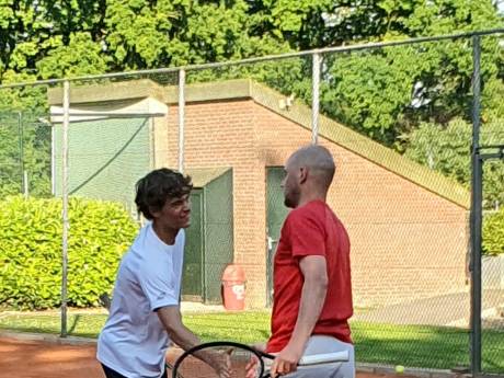 Tennissers Sjef ontsnappen op slotdag aan degradatie dankzij fraaie stunt tegen de nummer twee