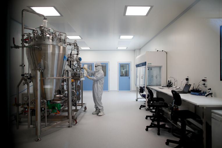 Een medewerker in het laboratorium van het biofarmaceutische bedrijf mAbxience in Garin, Argentinië. Beeld AP