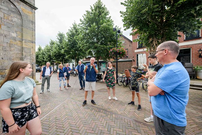 Oldenzaal is deze zomer in trek bij toeristen. Stads- en torengidsen als Jos Elbersen (midden) hebben het druk met het verzorgen van rondleidingen door het centrum en de Plechelmusbasiliek.