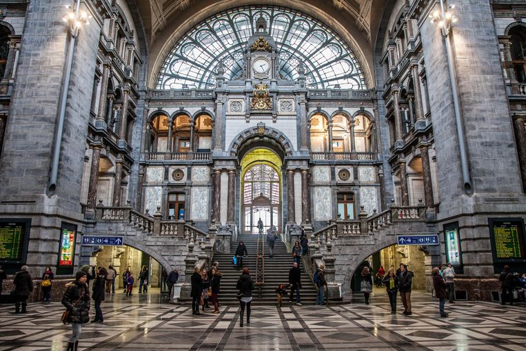 Het Centraal Station wordt een zomerse schouwburg. Beeld Photo News