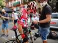 Roglic valt aan op klim, glijdt onderuit en geeft rode trui uit handen: ‘Wat een actie, hè?’<br>