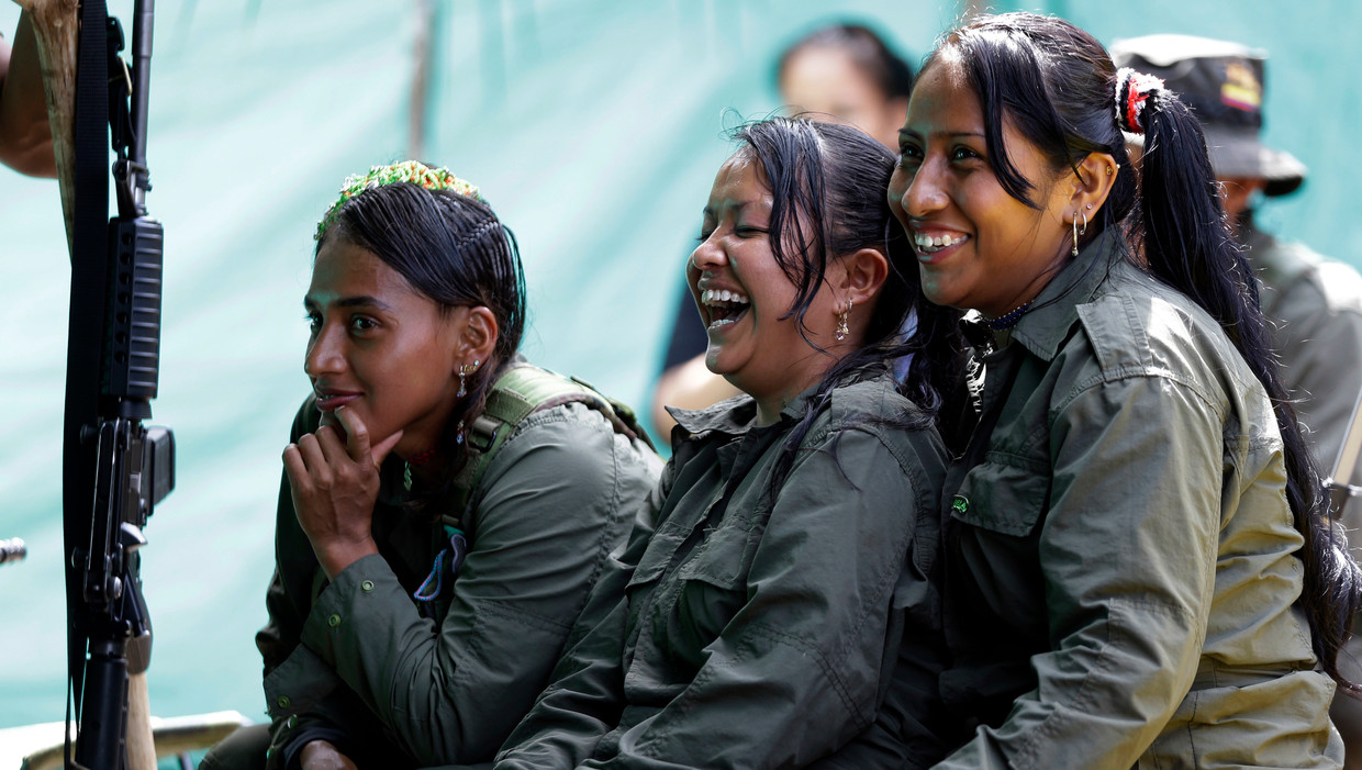 FARC-leden houden pauze in hun kamp in de Colombiaanse jungle. Beeld AP