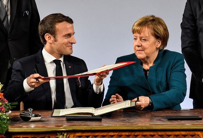Angela Merkel en Emmanuel Macron tekenen het Verdrag van Aken.