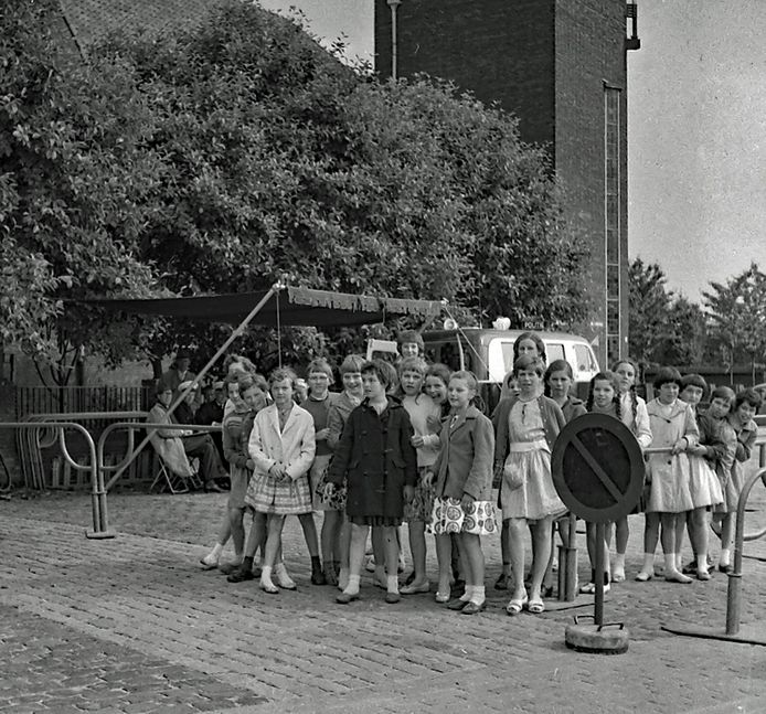 Verkeersexamen in 1961 maar welke school zien we op de foto?