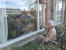 Stoel in de tuin, raam op een kier: zo kan demente man toch met zijn vrouw praten
