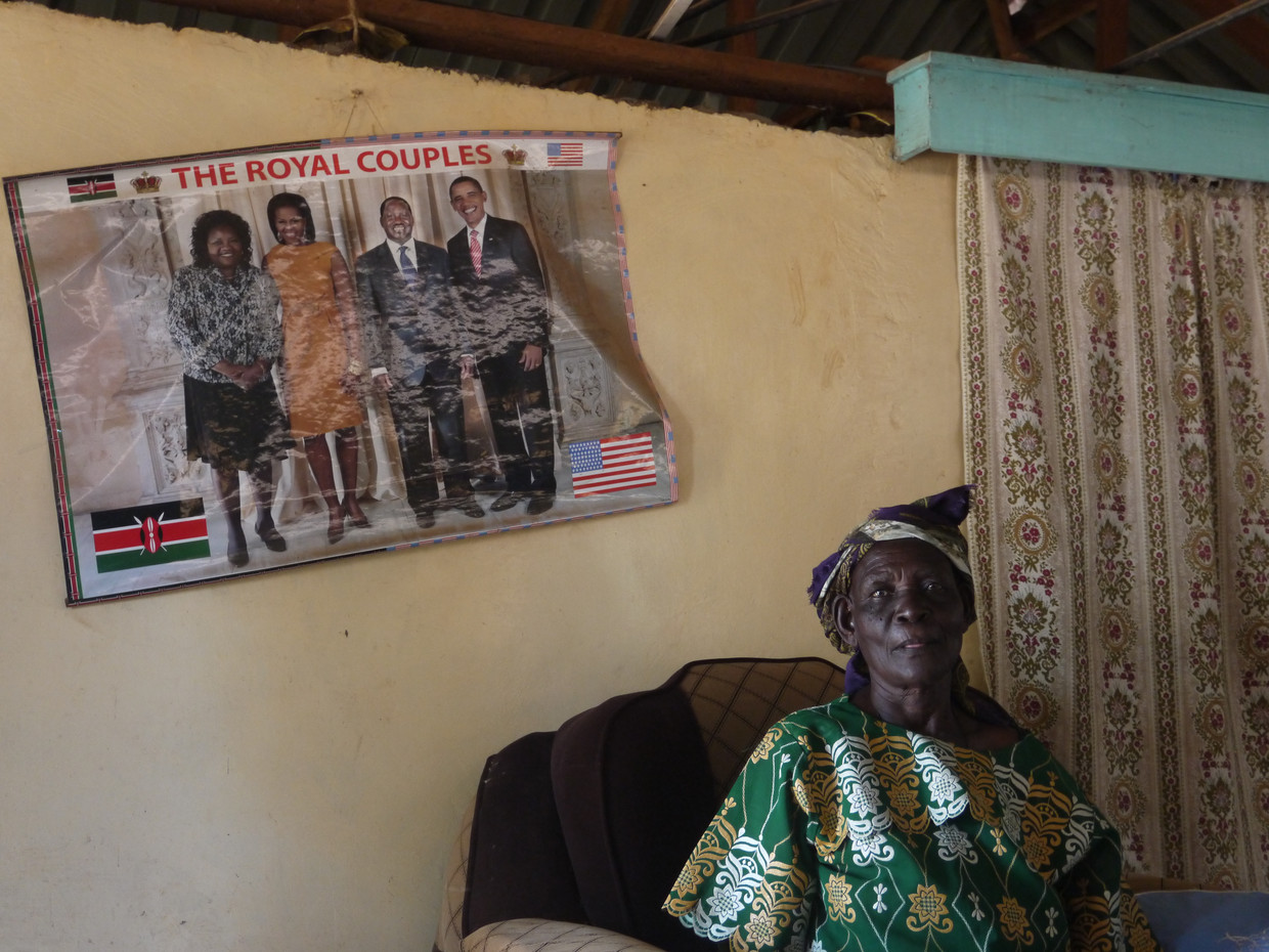 Dorcas Rauda onder een poster met Barack Obama, haar held. Beeld Ilona Eveleens