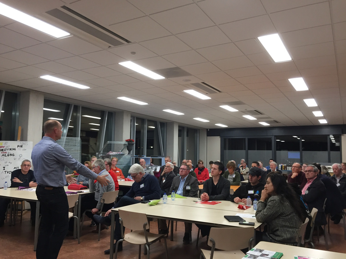 Roosendaal Ontmoet Roosendaal: Hans Hoekman van Buurt Bestuurt vertelt over enkele succesvolle participatieprojecten in Rotterdam.  Foto Marjo Peppelaar.