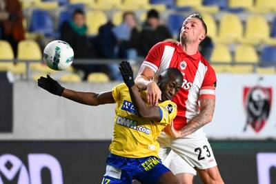 Zeldzaam missertje Alderweireld luidt puntenverlies van landskampioen Antwerp bij STVV in