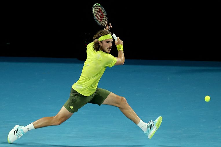 Met een mooi return zet Stefanos Tsitsipas zijn tegenstander onder druk. Beeld AFP