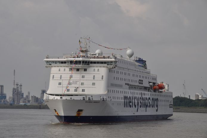 Het gloednieuwe en grootste ziekenhuisschip ter wereld, de Global Mercy, ligt nu nog in Antwerpen maar zet zaterdag koers naar Rotterdam.