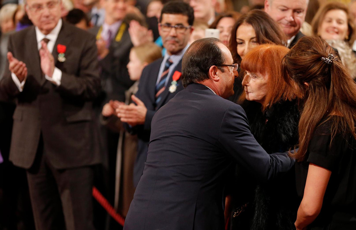 De Franse President Hollande geeft Sonia de onderscheiding 'Grand Officier de la l'Ordre National du Merite' op 26 november 2013. Beeld epa