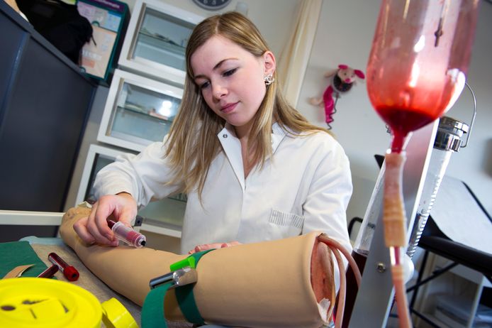 Archieffoto: Natasja oefent met bloed prikken tijden haar opleiding tot doktersassistent.