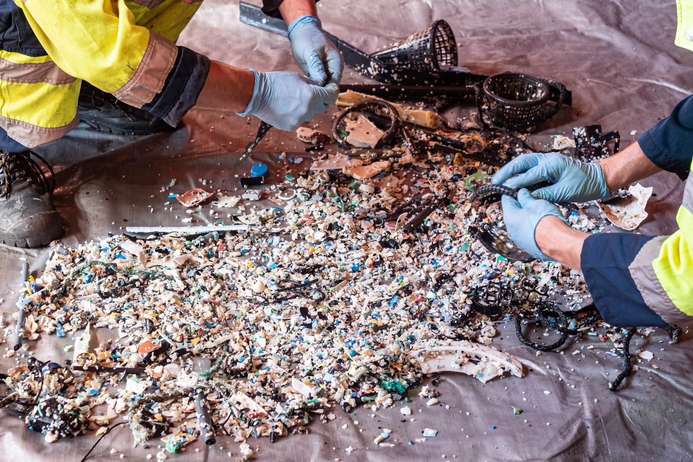 Plastic wordt overal ter wereld gevonden. Dit kwam uit de oceaan.