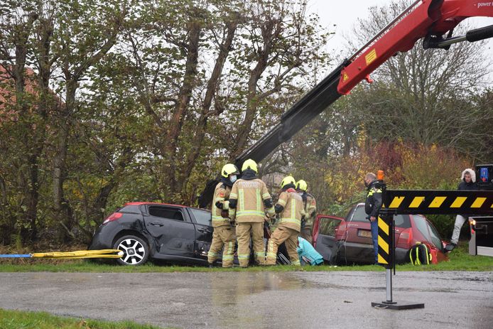 De brandweer moest met zwaar materieel een van de slachtoffers uit het autowrak bevrijden.